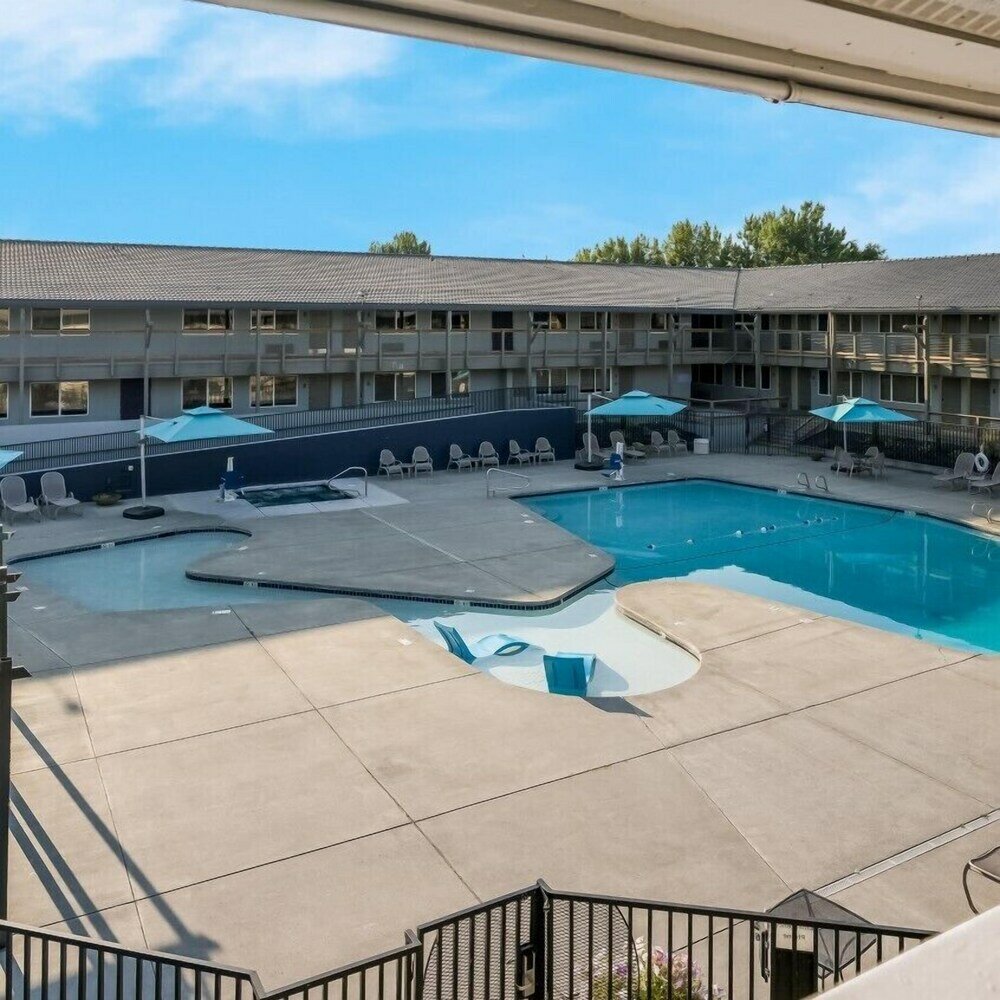 Фото Riverfront Hotel, SureStay Collection by Best Western