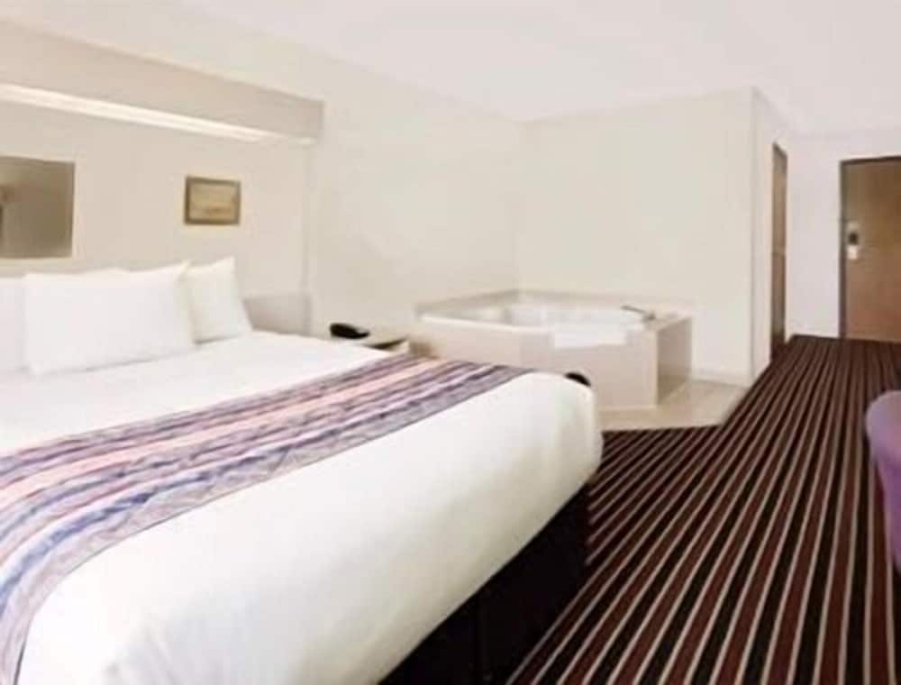 Фото Microtel Inn & Suites by Wyndham Madison East