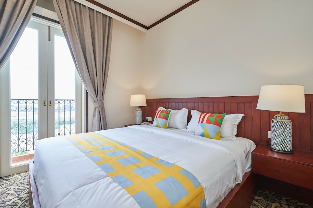 Фото Oyo Home 44077 The Platinum Hotel & Suites- King
