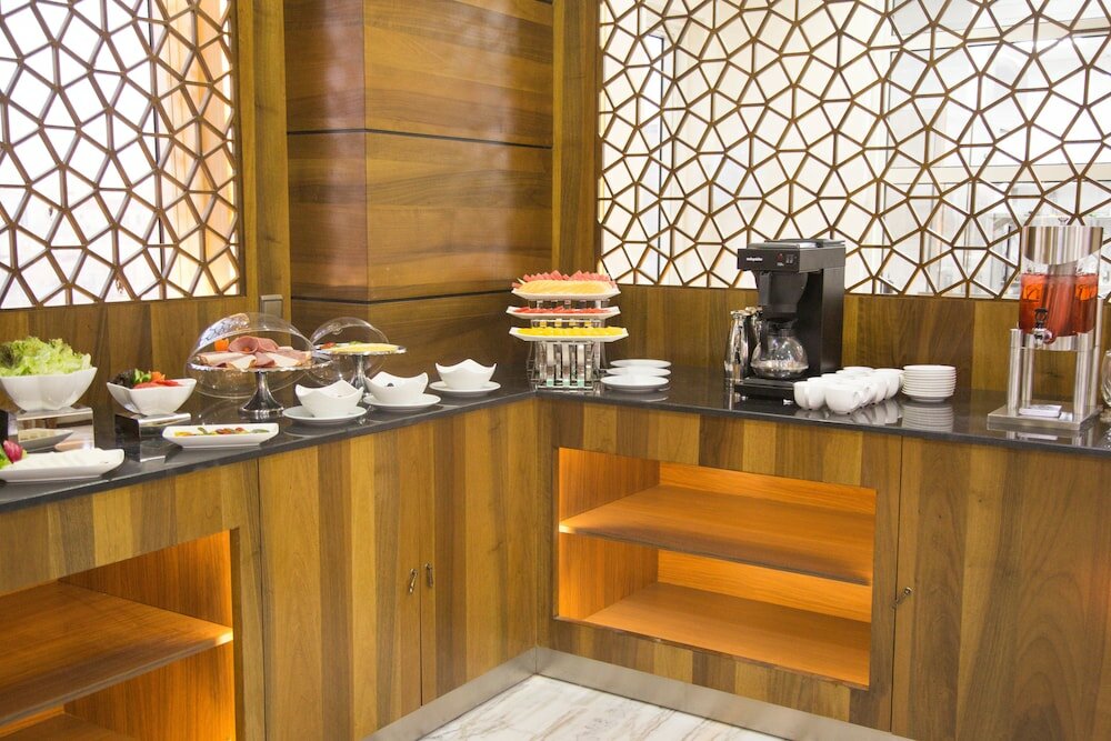 Фото Crown Rose Hotel