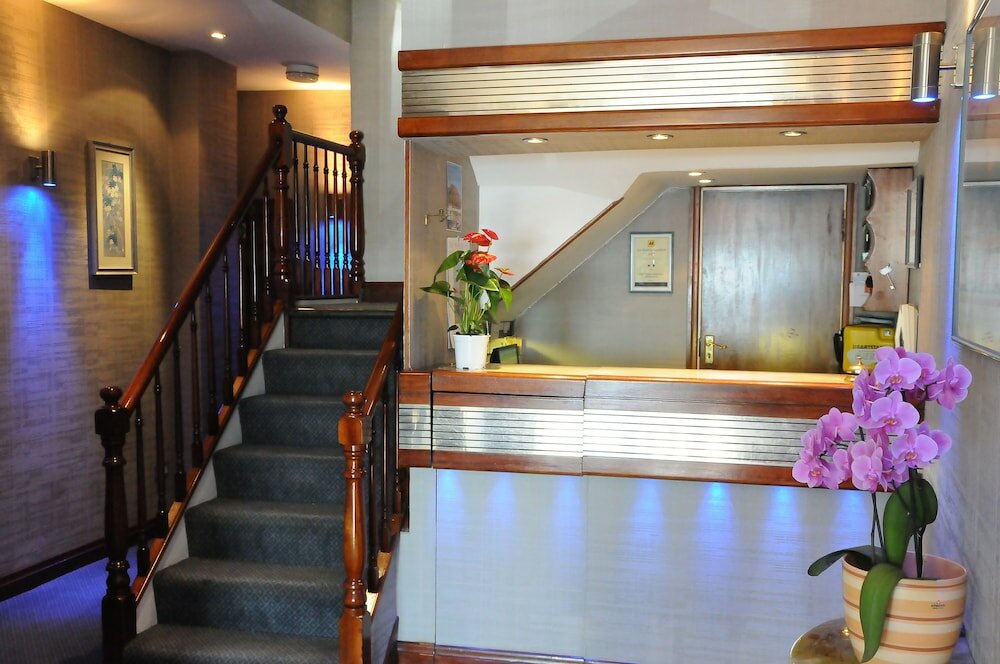 Фото The Dolphin Hotel