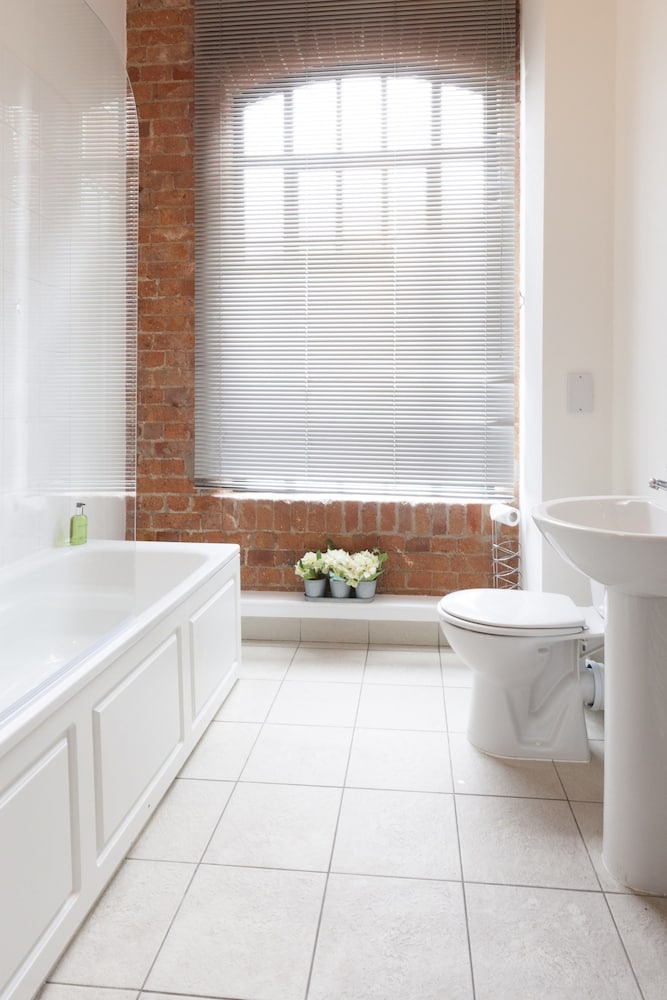 Фото Raleigh Square Apartments