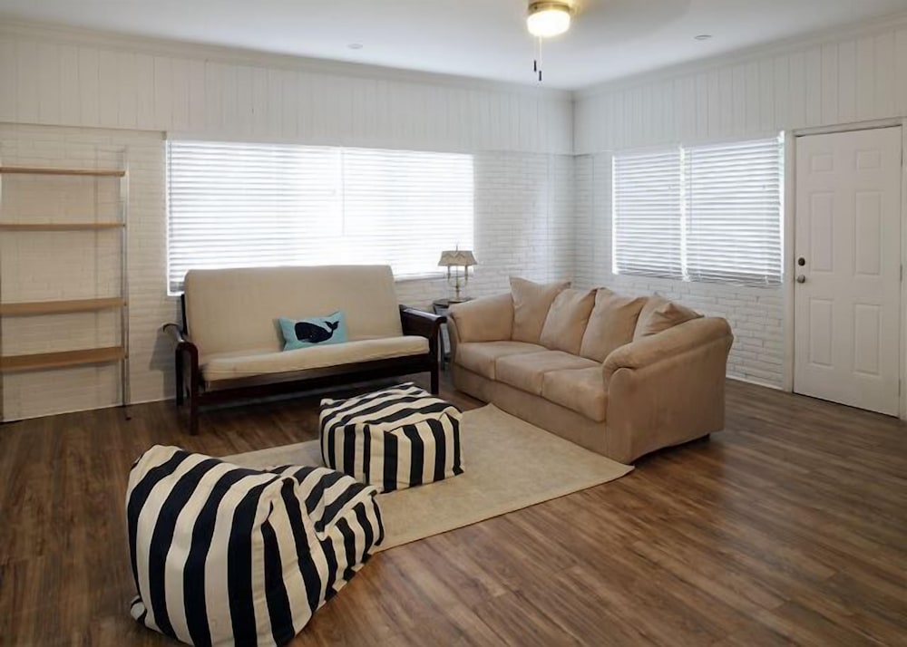 Фото Salty Bungalow Madison