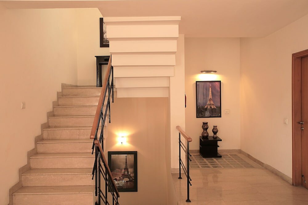 Фото Ahuja Residency Cyber City I