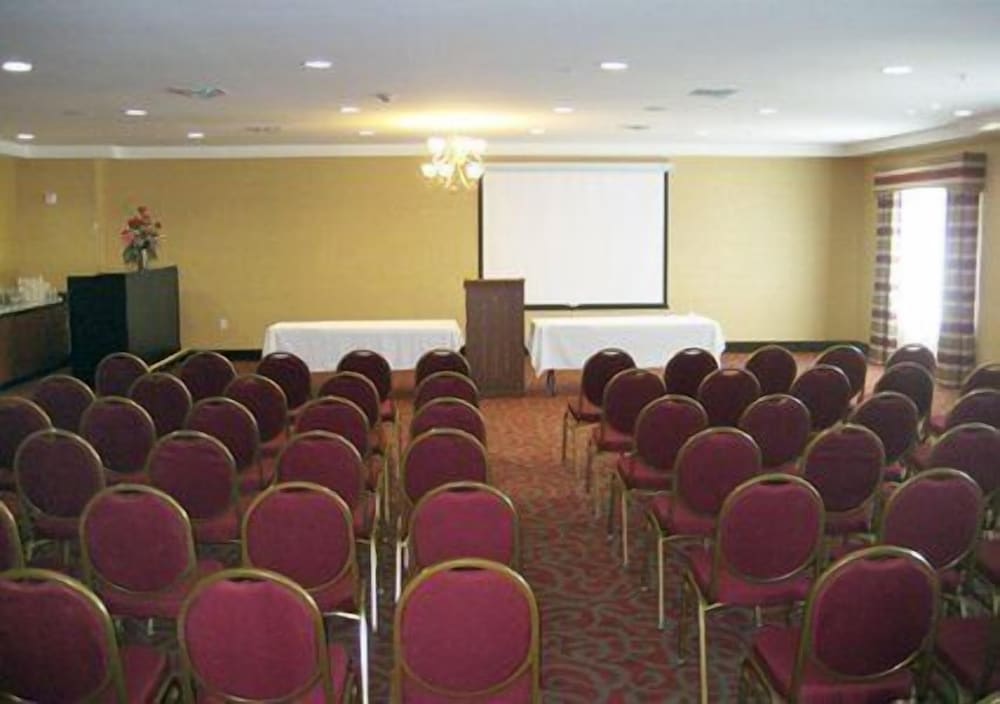 Фото Quality Suites Near Cedar Creek Lake