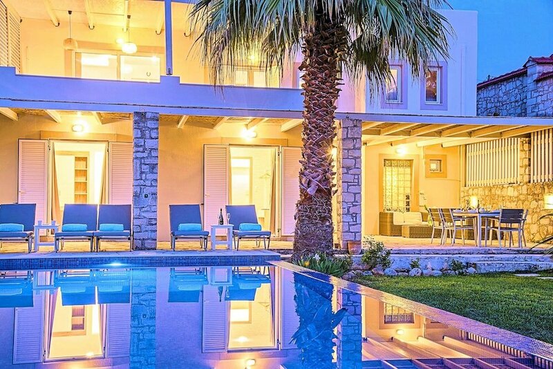 Гостиница Cretan Mansion with Heated Swimming Pool