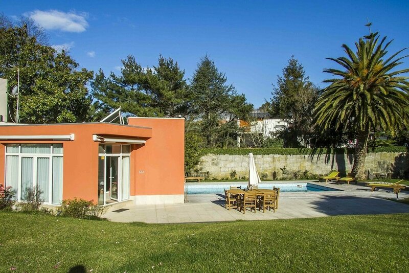 Гостиница Liiiving in Porto - Garden Pool House в Порту