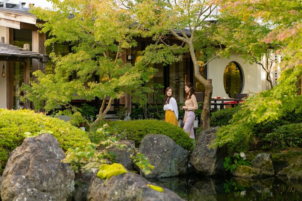 Фото Hotel Hoho A hotel overlooking the Echigo Plain and the Yahiko mountain range