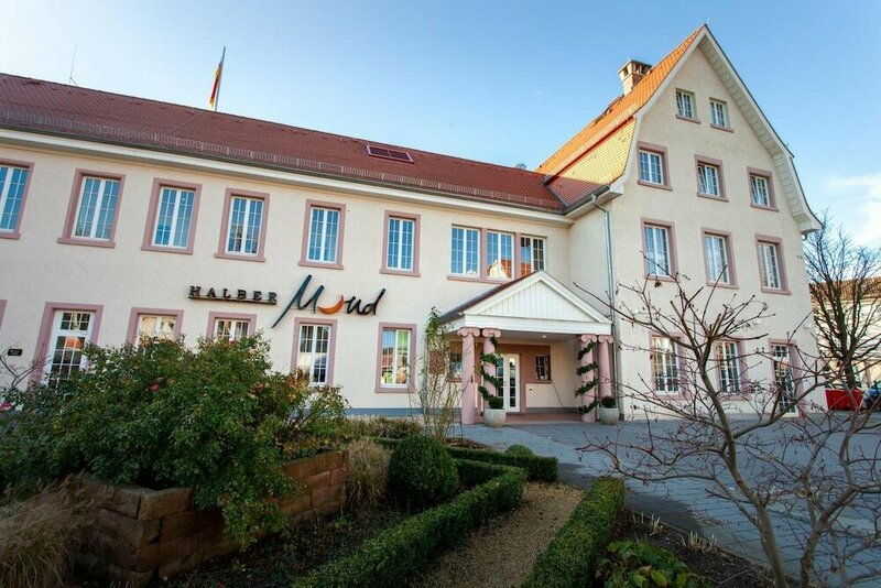 Гостиница Hotel Halber Mond в Хеппенхайме