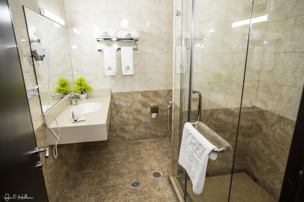 Фото Queen Plaza Hotel