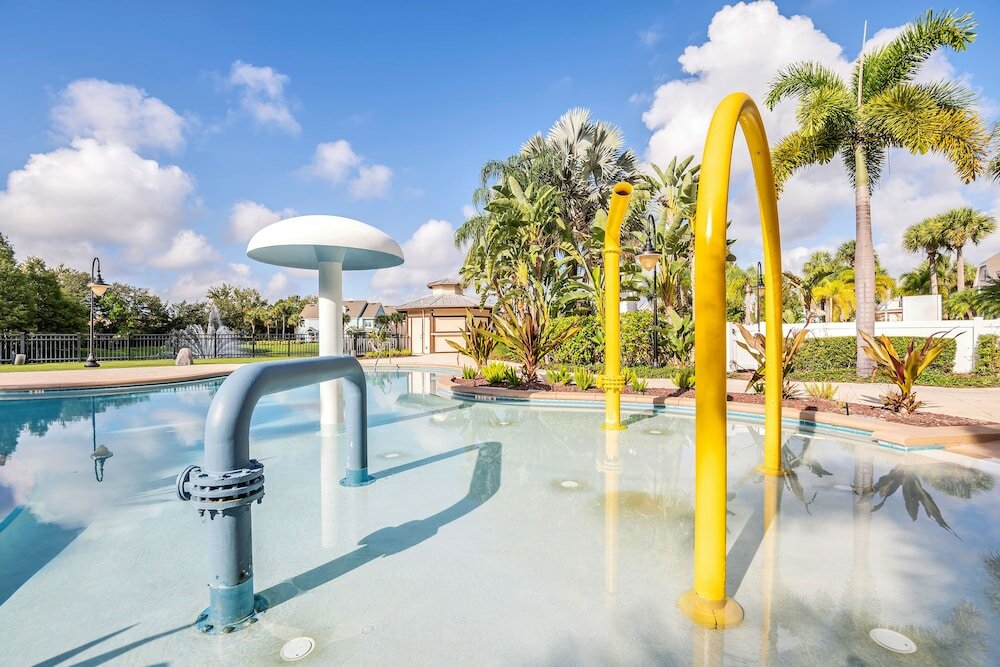 Фото Runaway Beach Club Resort