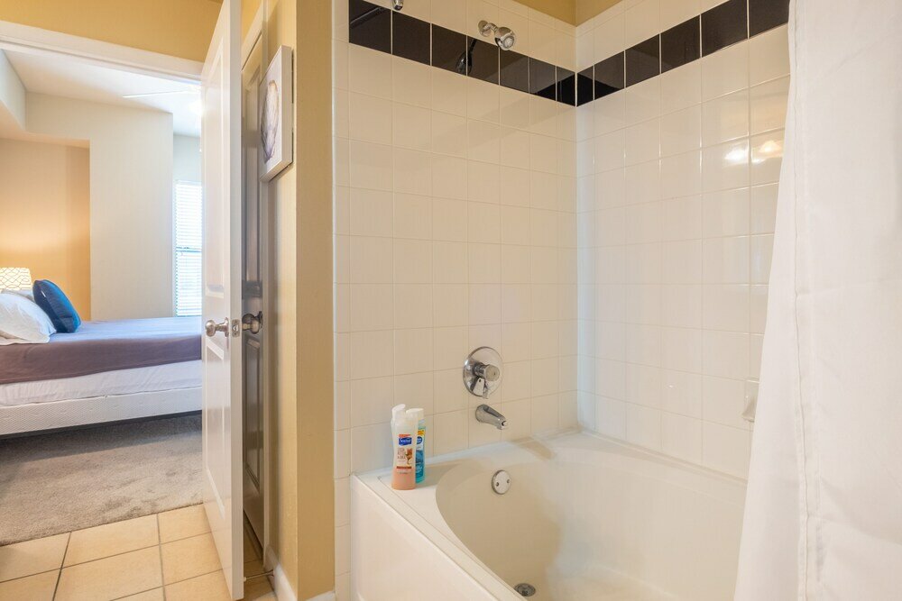 Фото Executive Suite With Pool & Gym