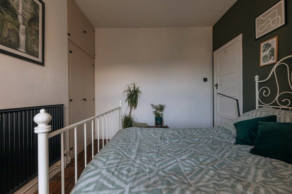 Фото Cosy & Charming 3 Bedroom Terraced Home, Bath!