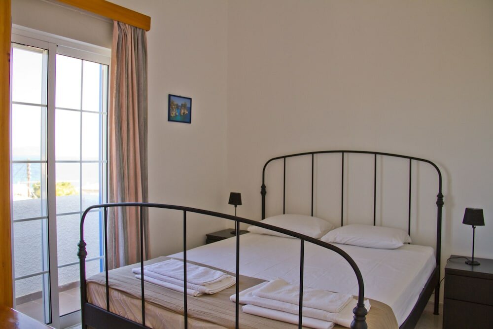 Фото Blue Dolphin Studios & Apartment