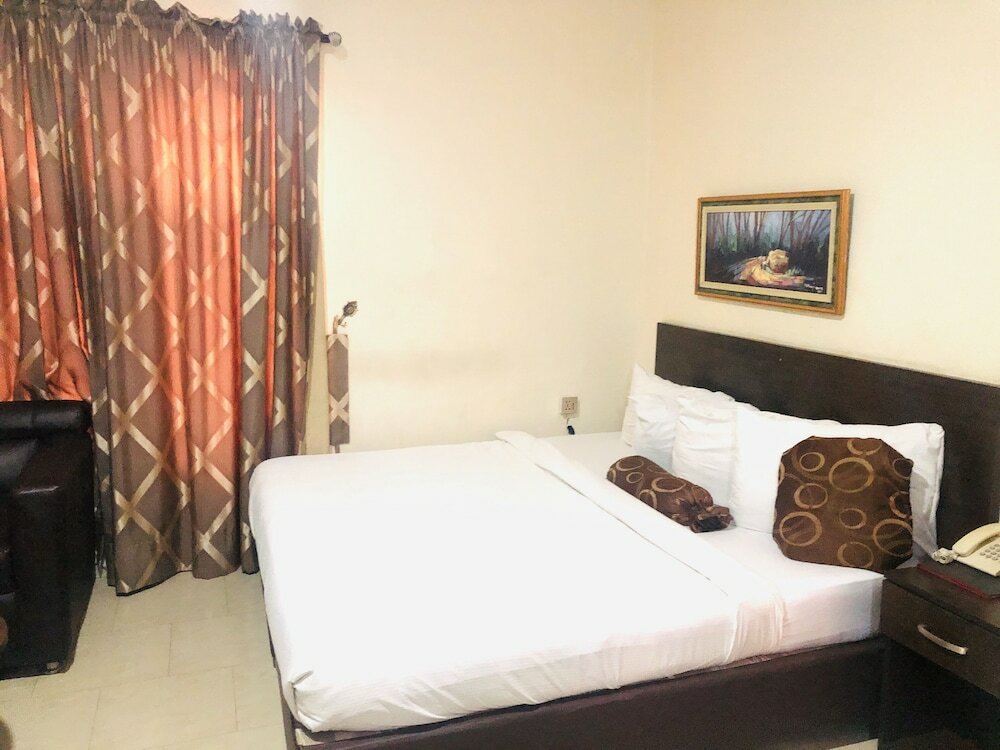 Фото Mayors & Diplomat Suites Opebi