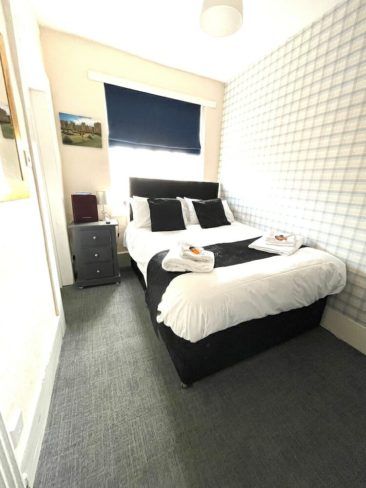 Фото The Crown And Cushion