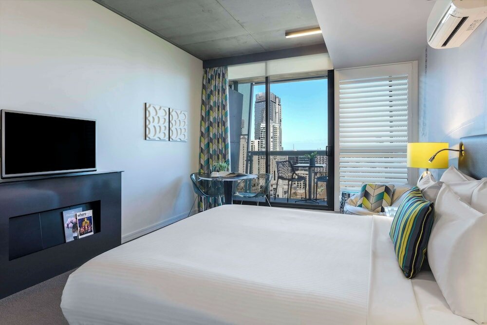 Фото Oaks Melbourne on William Suites