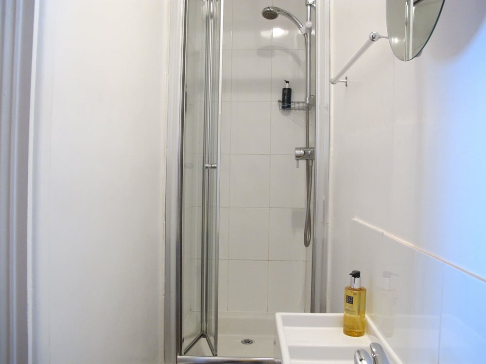 Фото Stone's Throw Guesthouse