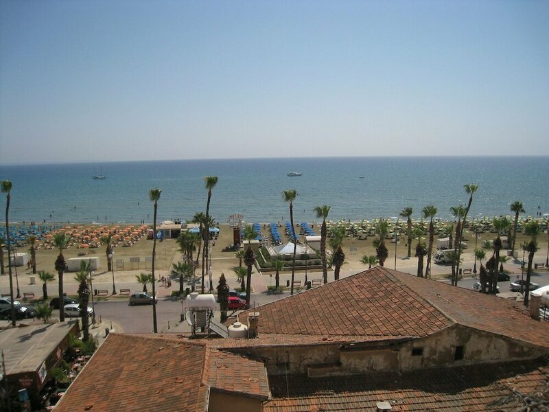 Гостиница Larnaca Bay Suites в Ларнаке