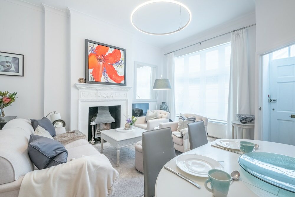 Фото Classic Belgravia Home by Victoria Station by Underthedoormat