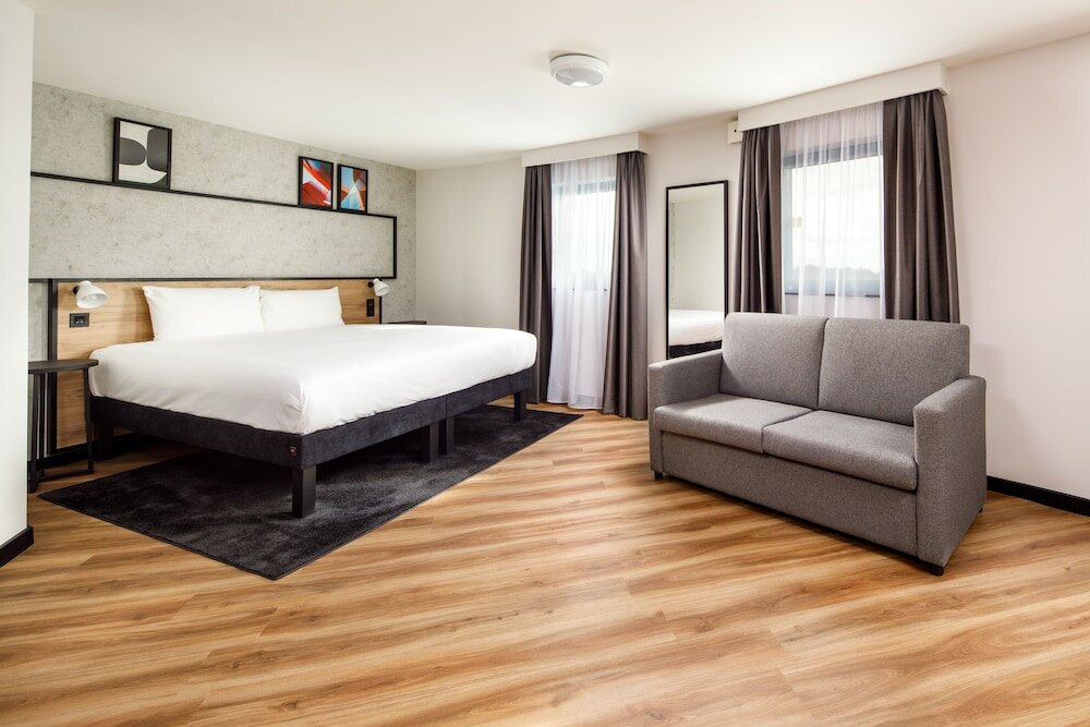 Фото Ibis London Heathrow Terminal 5