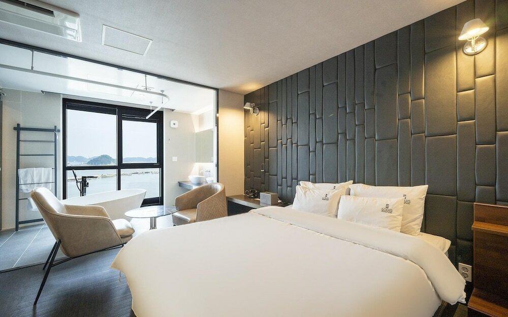 Фото Changwon Jinhae Lewis Hotel