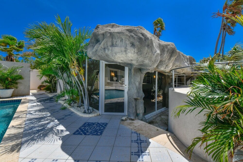 Фото Massive Oceanfront Villa - SPA - Sauna - Gameroom - Malmok!