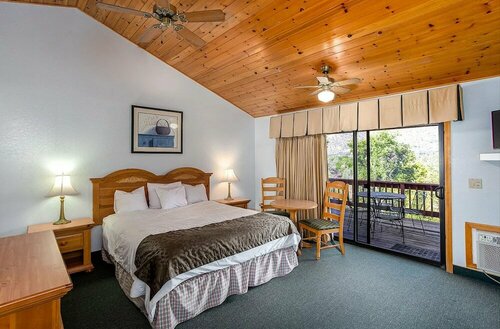 Гостиница Whispering Pines Lodge