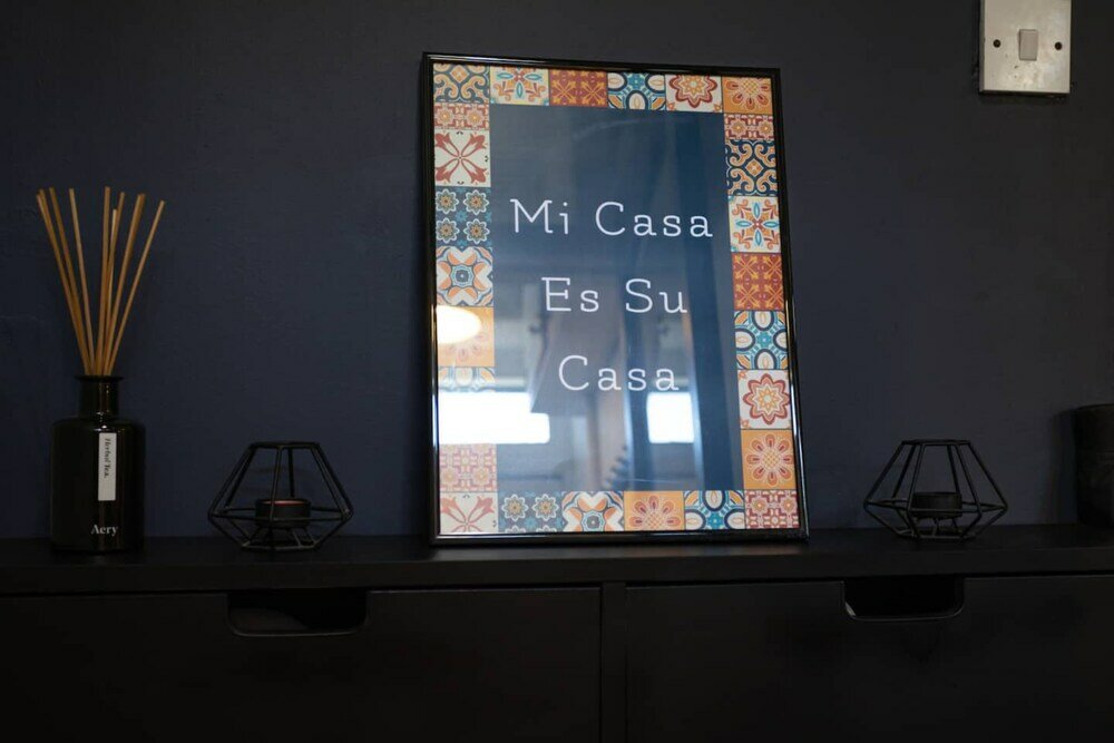 Фото Modern and Jazzy 2 Bedroom House in Edinburgh