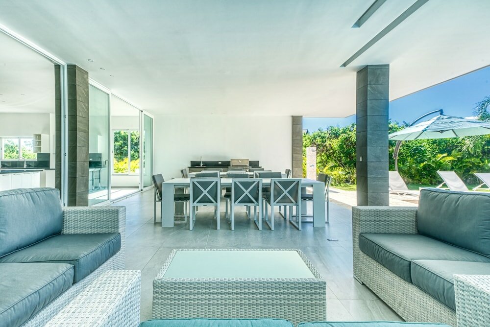 Фото Modern and Fresh Oceanfront Villa