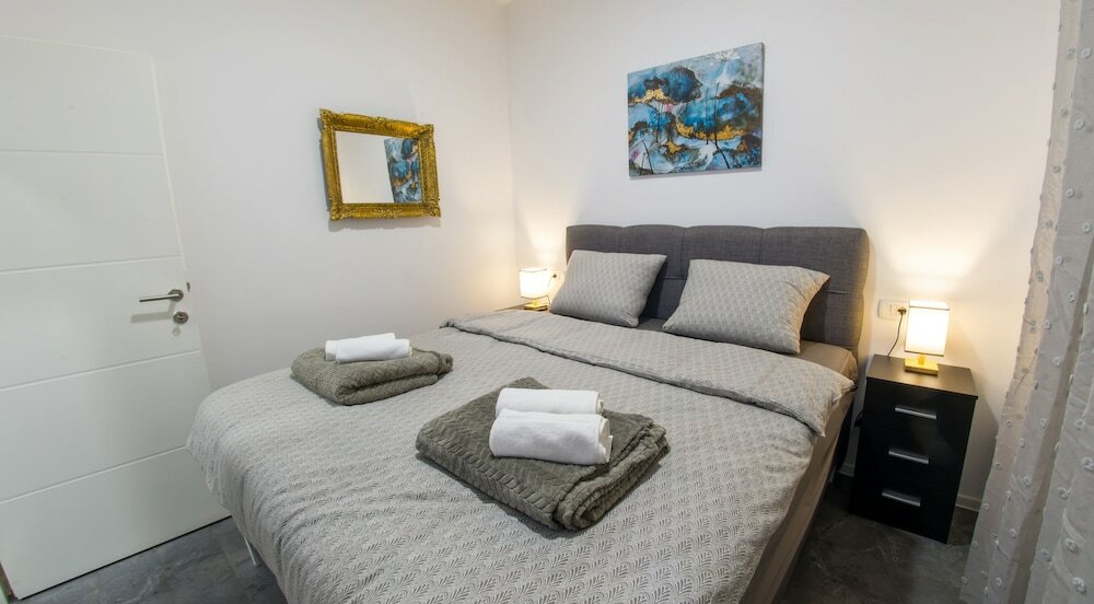 Фото Cozy apartment in Old Town with parking