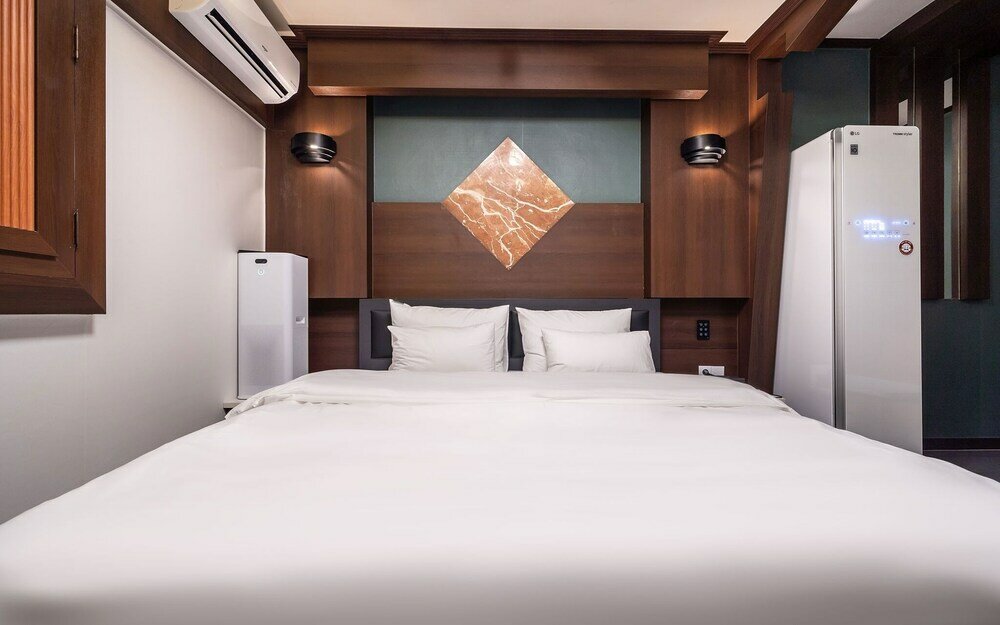 Фото Suwon City Hall Station Rose