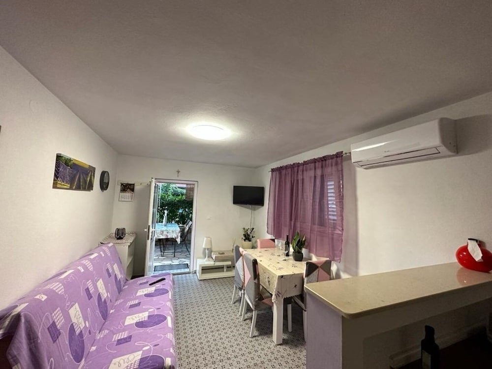 Фото Tonka - 150 m From Beach - A1 Prizemlje