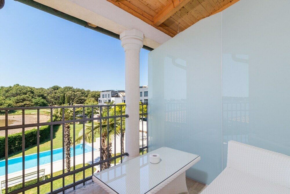 Фото Escape - 20 m From sea - White