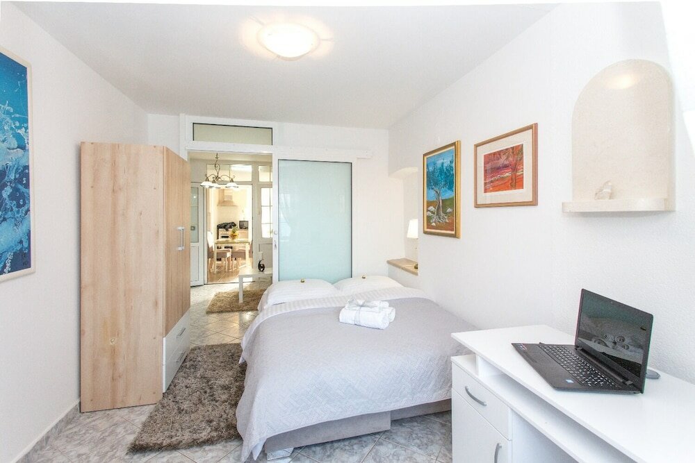 Фото Suzi - 10 m From sea - A1-meri 1