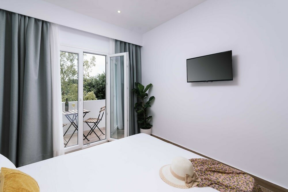 Фото Ermis Luxury Suites & Apartments