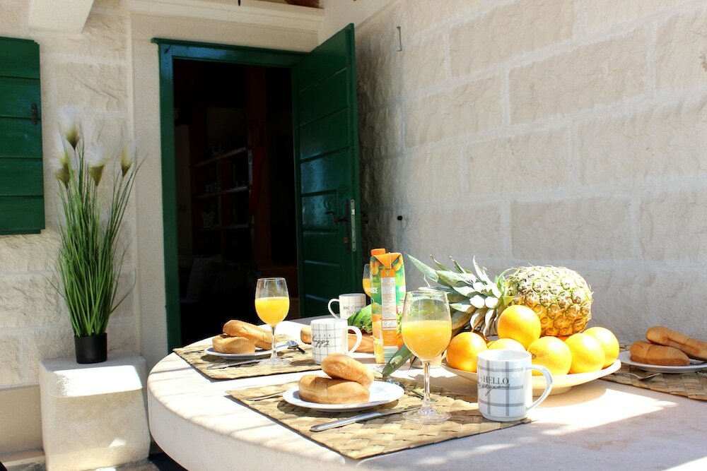 Фото Robinson House Dubrova