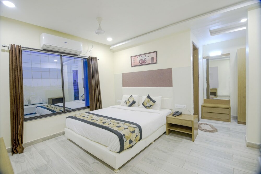 Фото Hotel Pal Residency