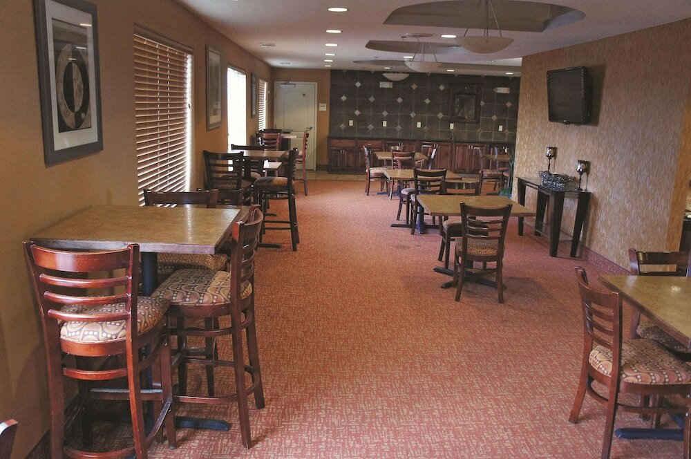 Фото La Quinta Inn & Suites by Wyndham Bismarck