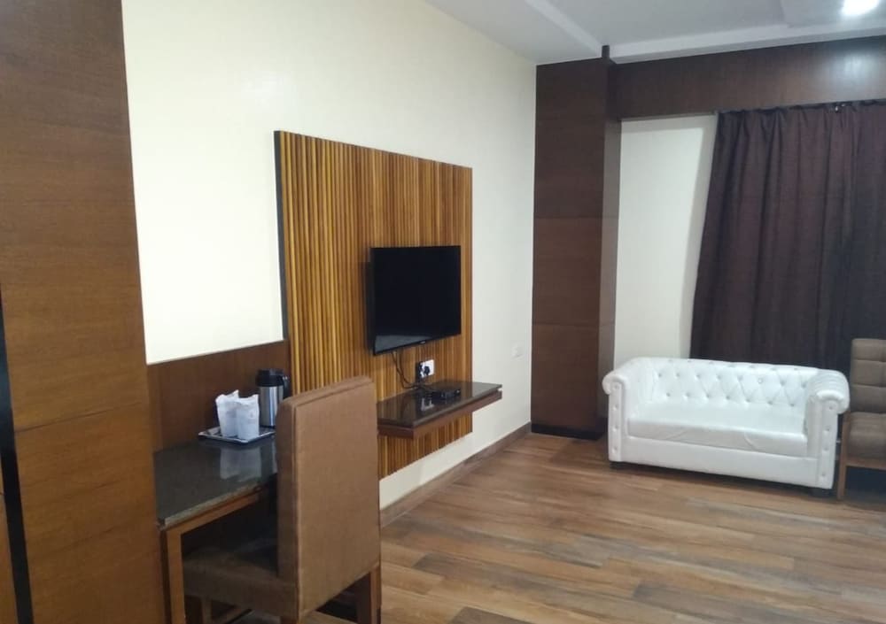 Фото Adb Rooms Hotel Surabhi International