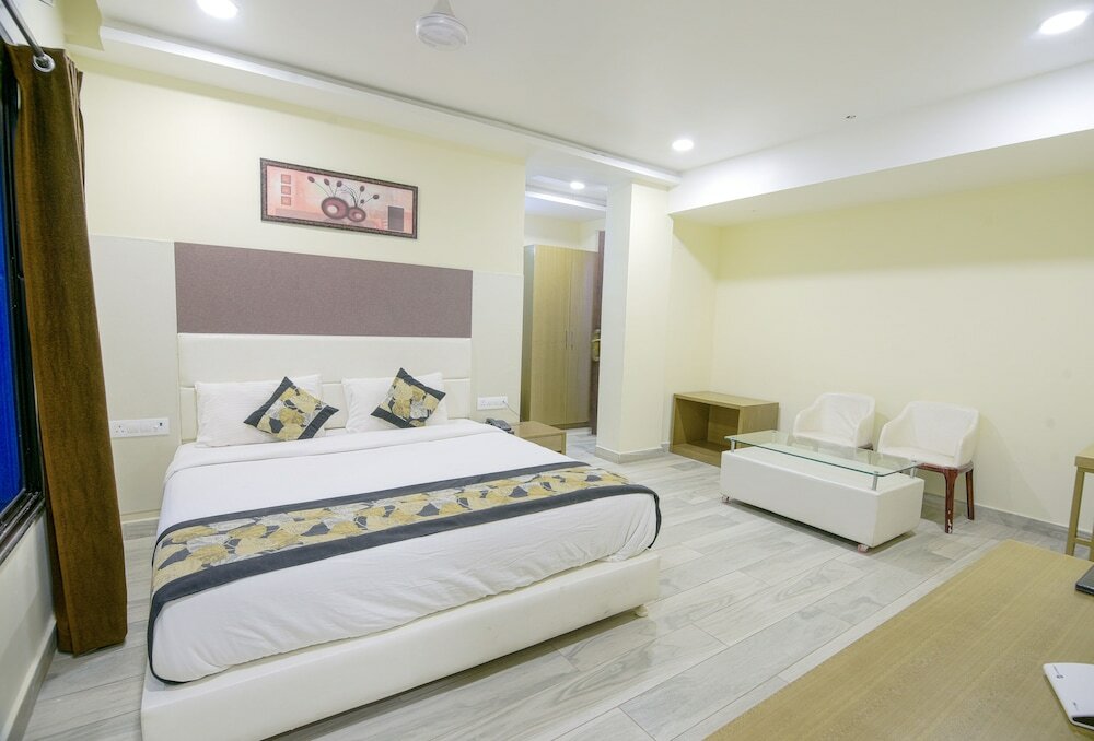 Фото Hotel Pal Residency