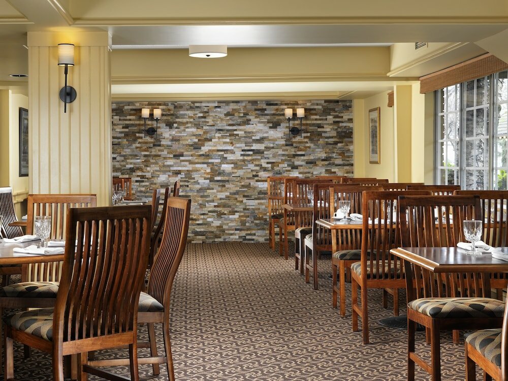 Фото Royal Scot Hotel & Suites