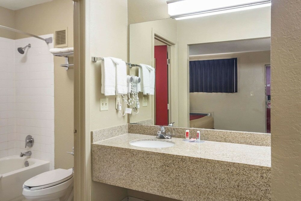 Фото Econolodge Inn & Suites