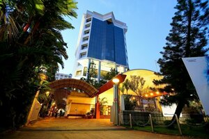 Гостиница Gokulam Park Kochi