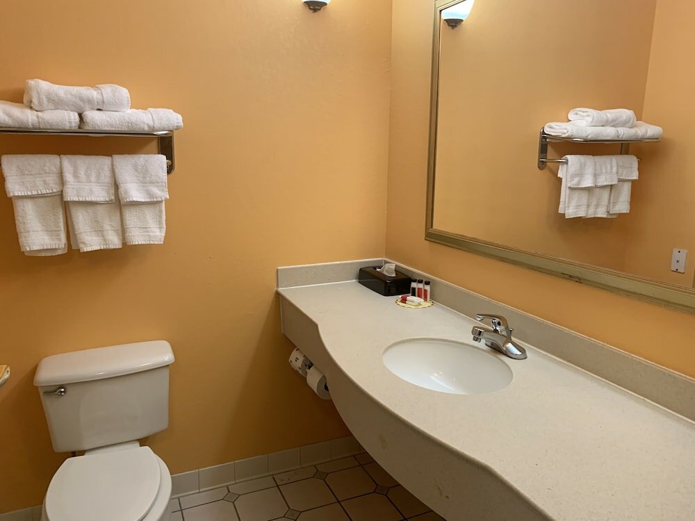 Фото Days Inn & Suites by Wyndham Albany