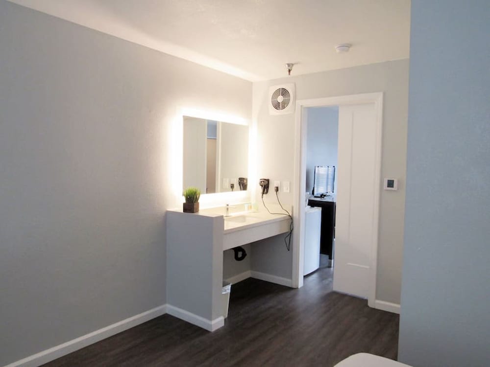 Фото Capri Suites Anaheim