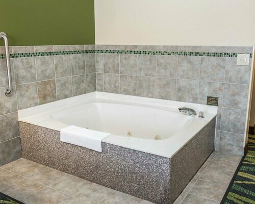 Гостиница Quality Inn & Suites South Bend Airport в Саут-Бенде