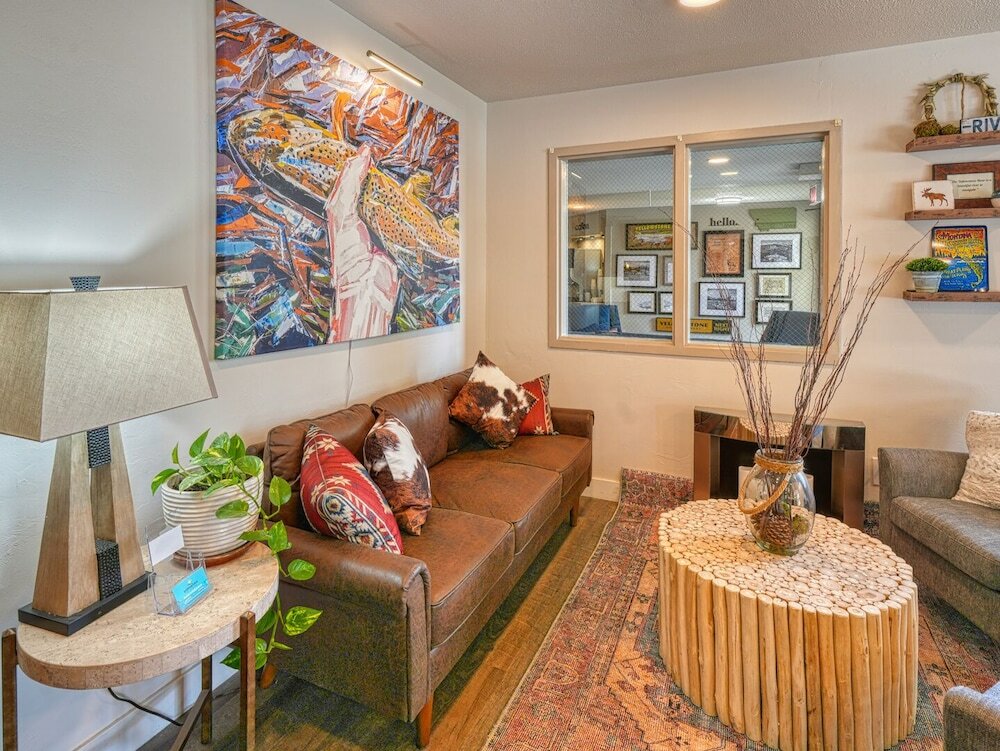 Фото Yellowstone River Inn & Suites