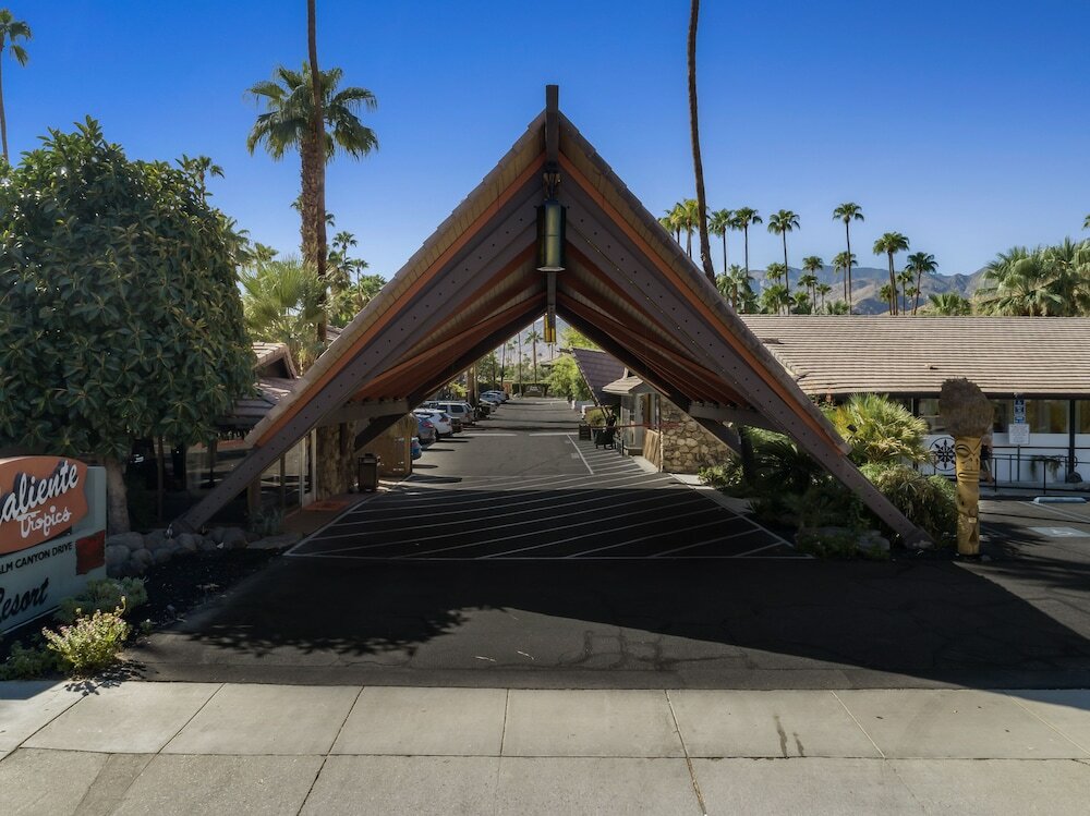 Фото Caliente Tropics Hotel