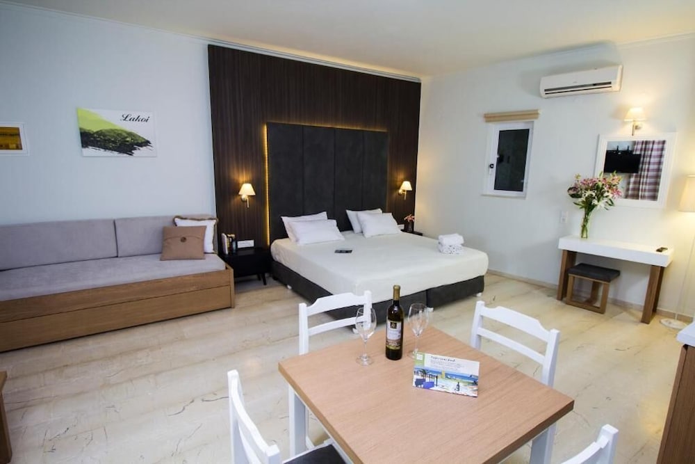 Фото Elia Stalos Apartments